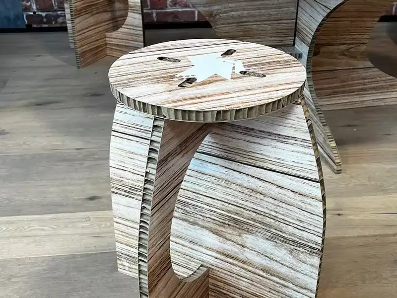 Tabouret impression en carton alvéolaire