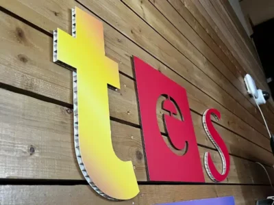 Découpe de lettre sur carton alvéolaire